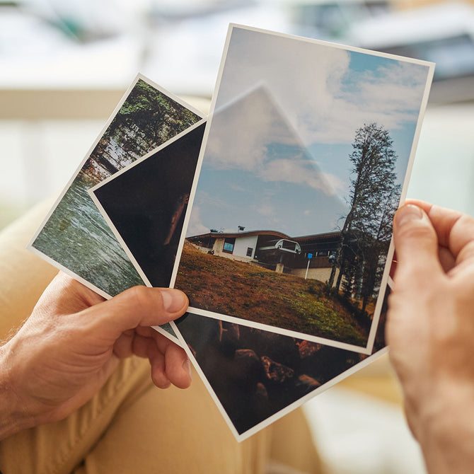 Kunde med fremkaldte billeder fra dinfotobog.dk